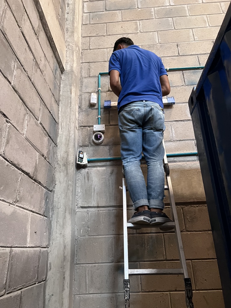 Técnico instalando cámara de seguridad
